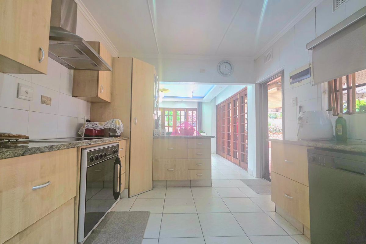 A stunning house with a pool in the heart of Athlone Park - Photo 2