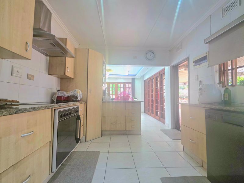 A stunning house with a pool in the heart of Athlone Park - Photo 2