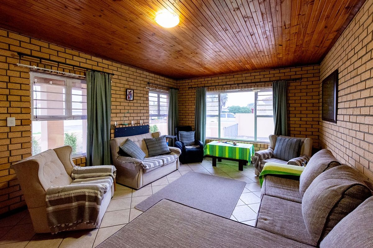 Warm family home to rent in Port Owen - Photo 2