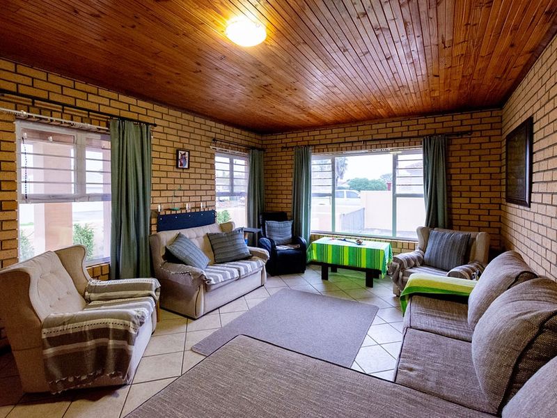 Warm family home to rent in Port Owen - Photo 2