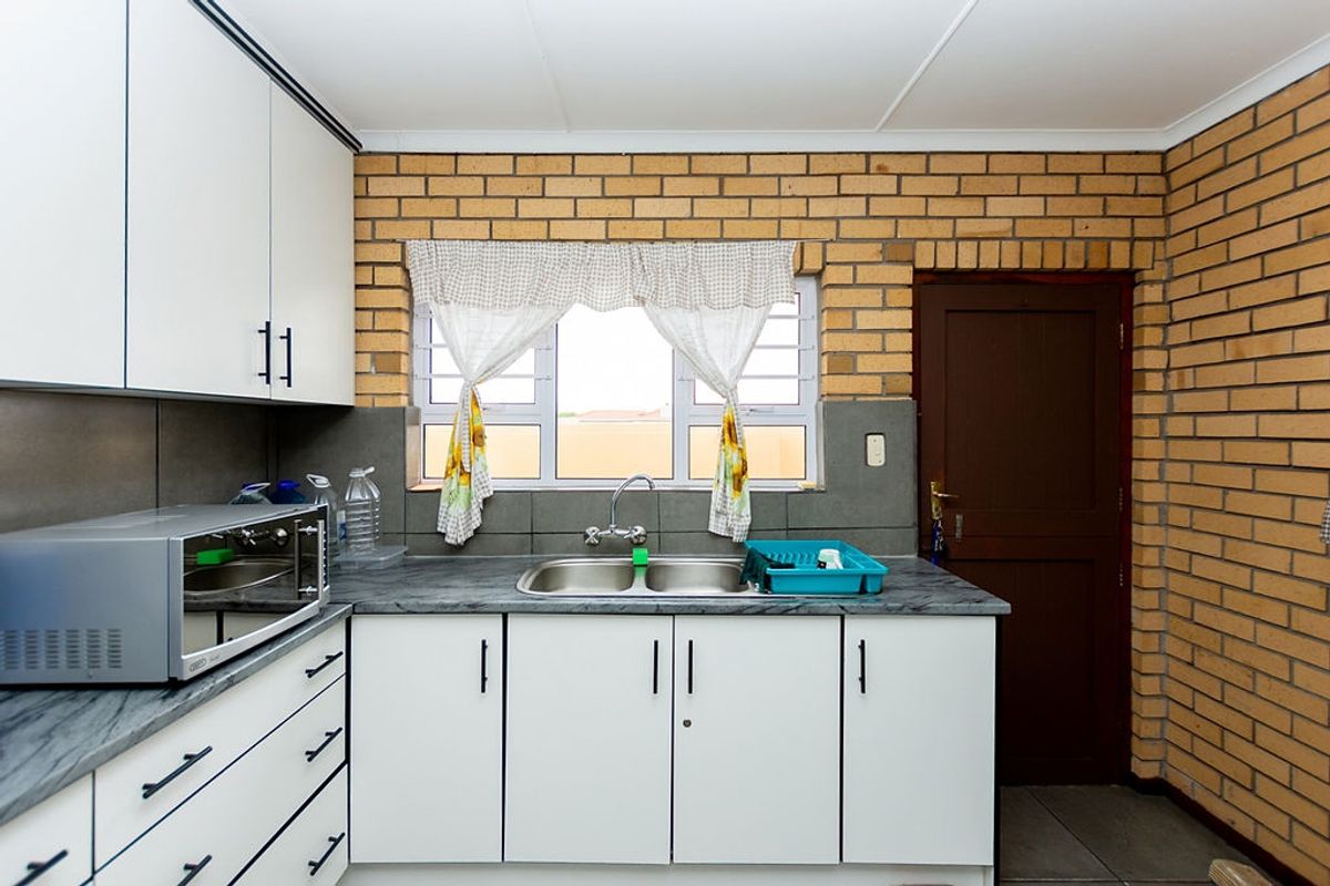 Warm family home to rent in Port Owen - Photo 4