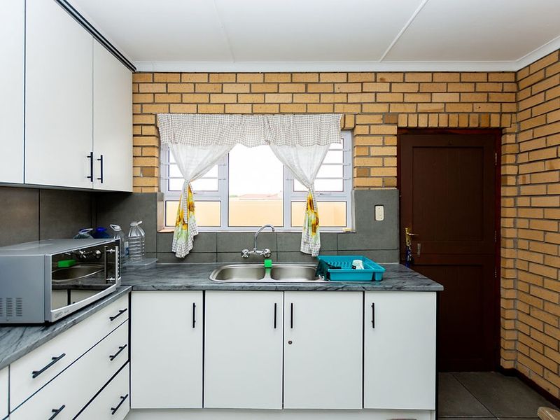 Warm family home to rent in Port Owen - Photo 4