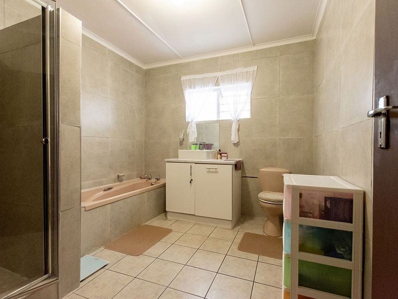 Warm family home to rent in Port Owen - Photo 10