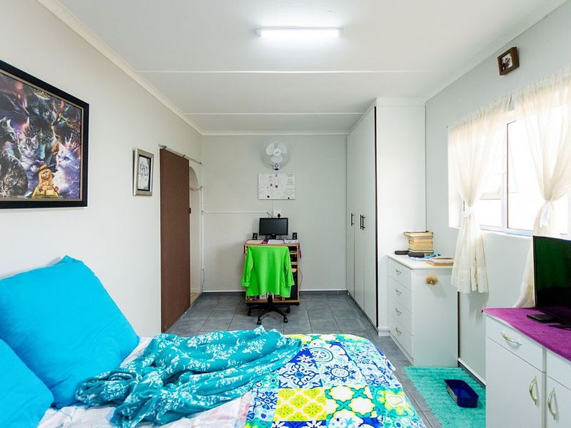 Warm family home to rent in Port Owen - Photo 7