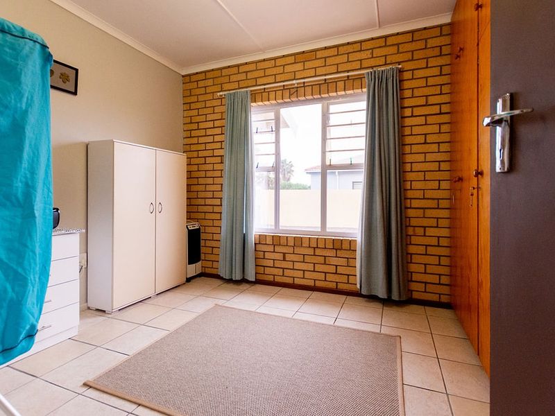 Warm family home to rent in Port Owen - Photo 8