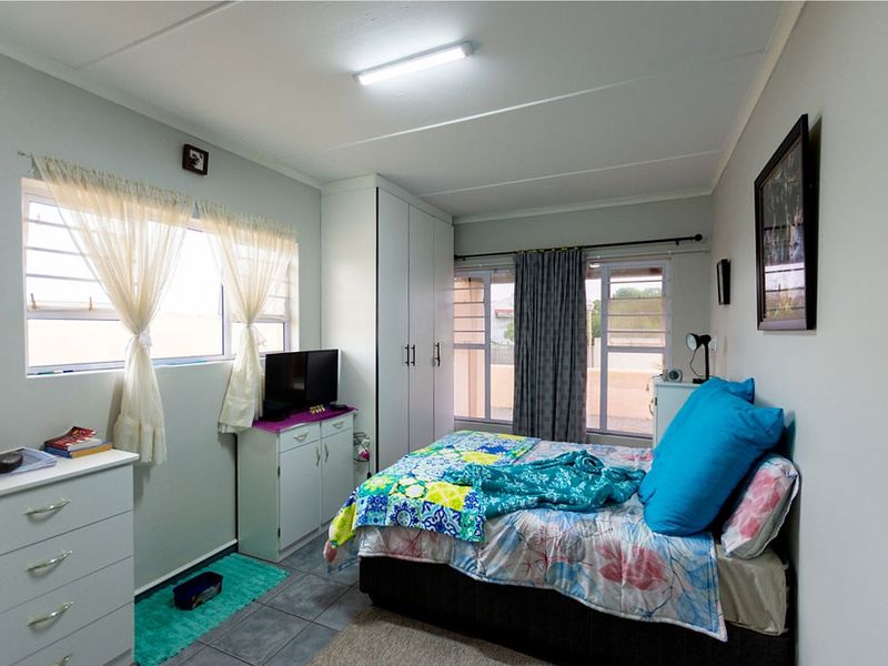 Warm family home to rent in Port Owen - Photo 6