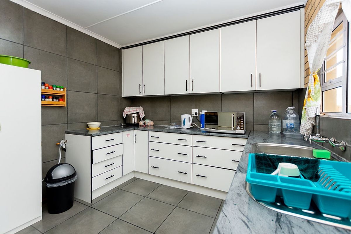 Warm family home to rent in Port Owen - Photo 5