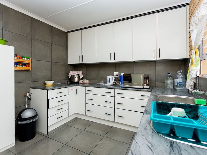 Warm family home to rent in Port Owen - Photo 5