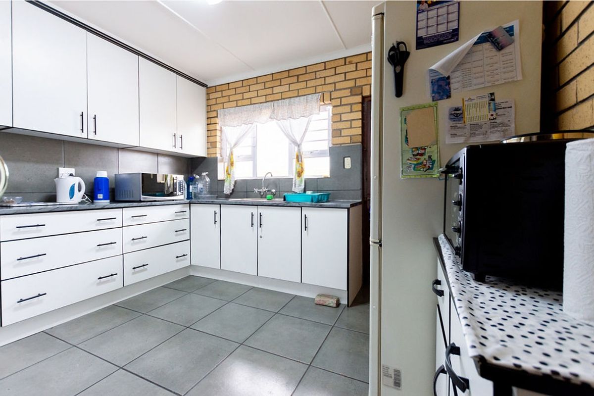 Warm family home to rent in Port Owen - Photo 3