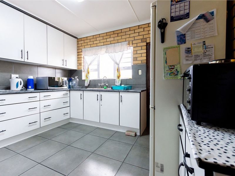 Warm family home to rent in Port Owen - Photo 3