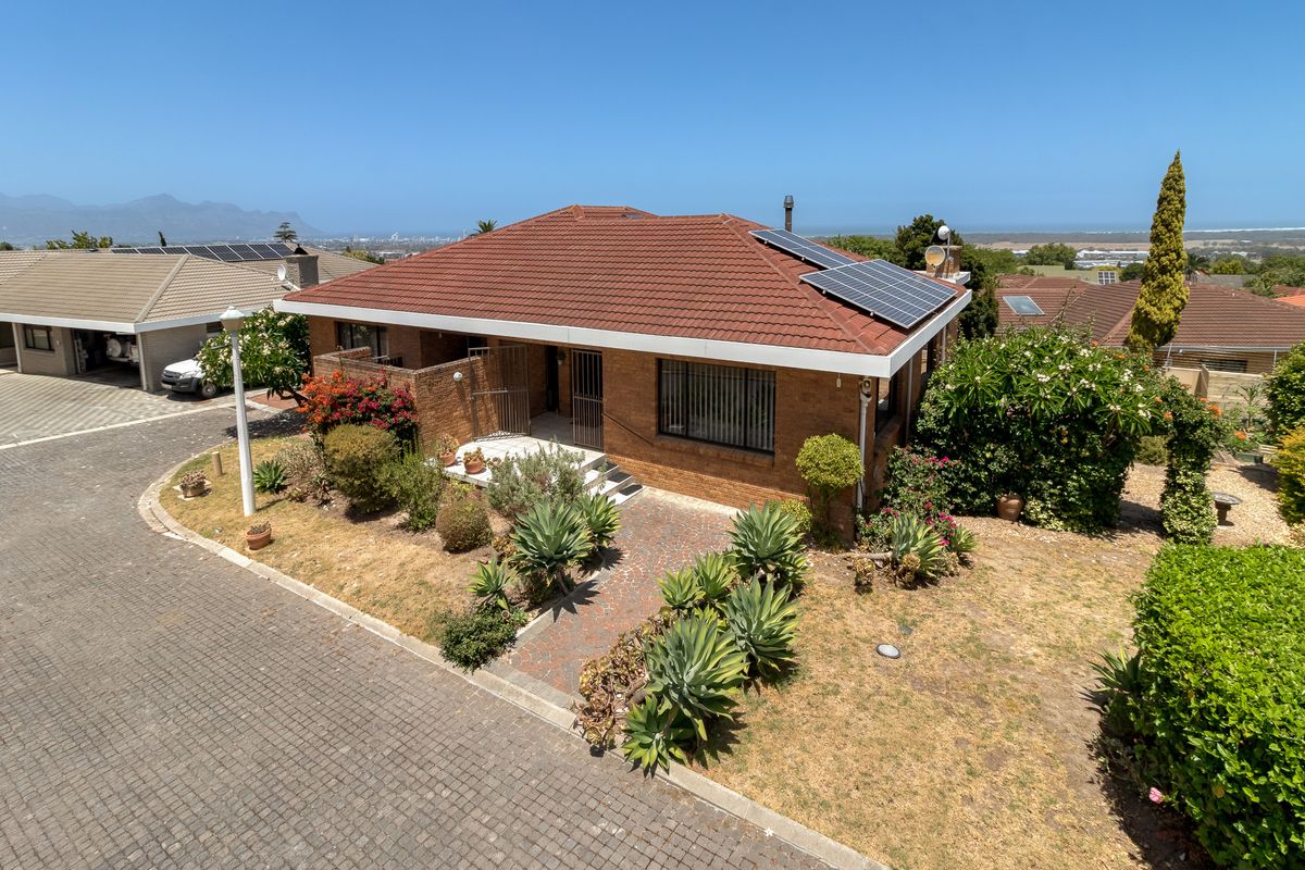 Large Home Ideal for Dual Living in Gated Estate With Sea Views! - Photo 5