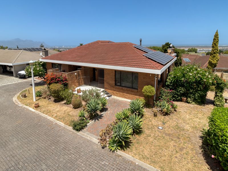 Large Home Ideal for Dual Living in Gated Estate With Sea Views! - Photo 5