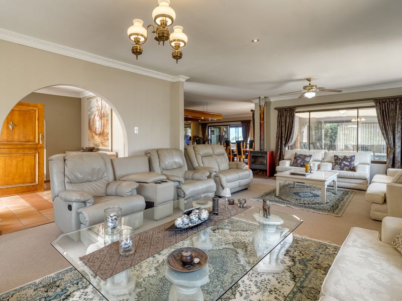 Large Home Ideal for Dual Living in Gated Estate With Sea Views! - Photo 9