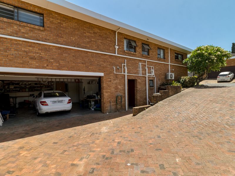 Large Home Ideal for Dual Living in Gated Estate With Sea Views! - Photo 8