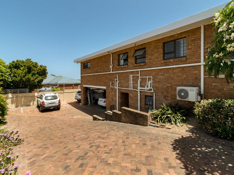 Large Home Ideal for Dual Living in Gated Estate With Sea Views! - Photo 7