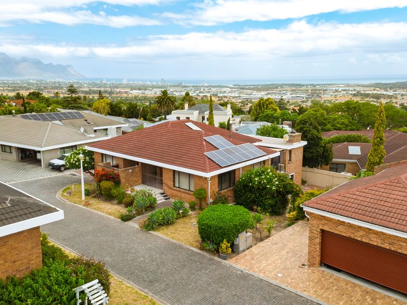 Large Home Ideal for Dual Living in Gated Estate With Sea Views! - Photo 6