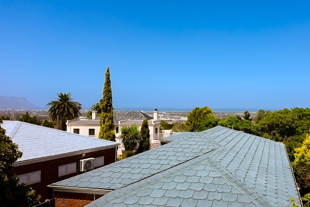 Large Home Ideal for Dual Living in Gated Estate With Sea Views! - Photo 4