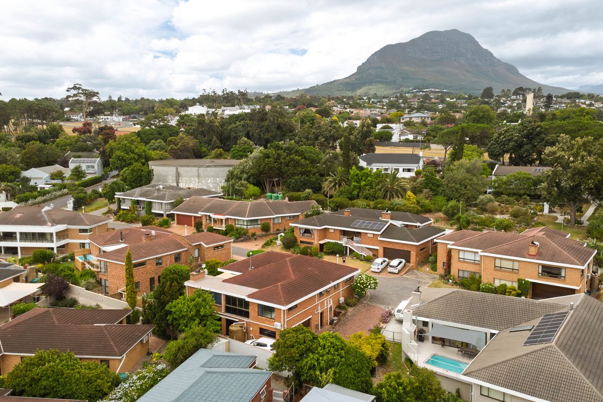 Large Home Ideal for Dual Living in Gated Estate With Sea Views! - Photo 3