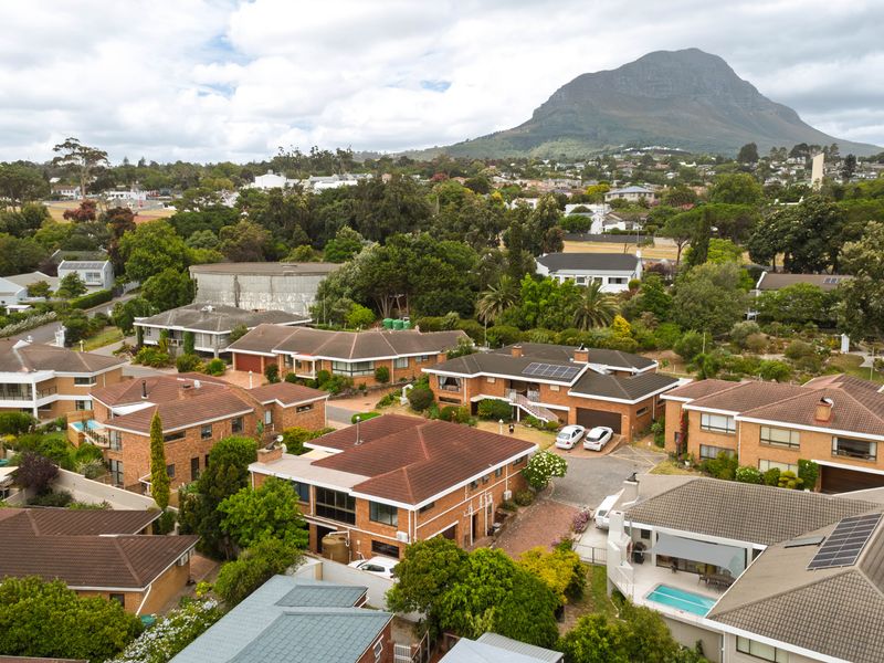 Large Home Ideal for Dual Living in Gated Estate With Sea Views! - Photo 3