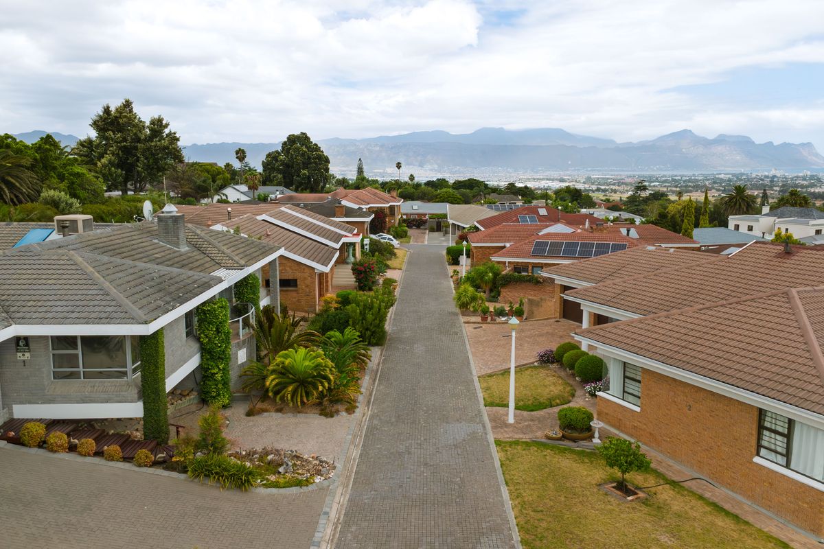 Large Home Ideal for Dual Living in Gated Estate With Sea Views! - Photo 2