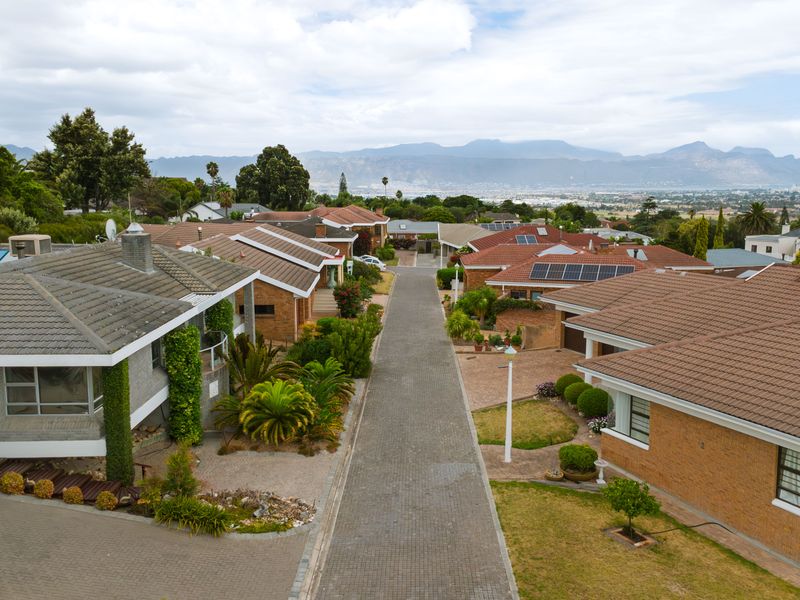 Large Home Ideal for Dual Living in Gated Estate With Sea Views! - Photo 2