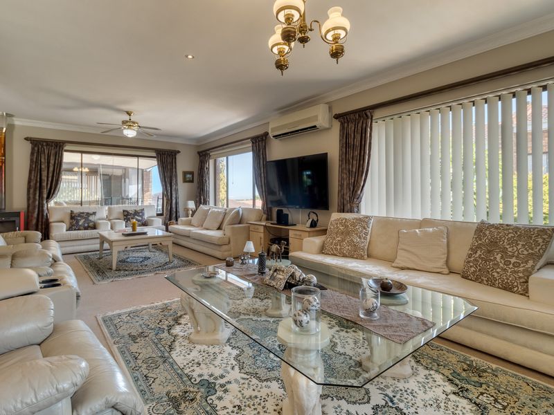 Large Home Ideal for Dual Living in Gated Estate With Sea Views! - Photo 10