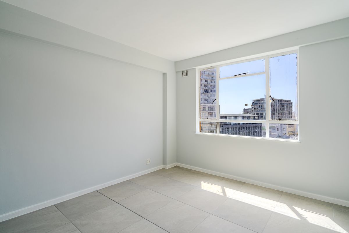 Newly Renovated One Bedroom with stunning Views - Photo 5
