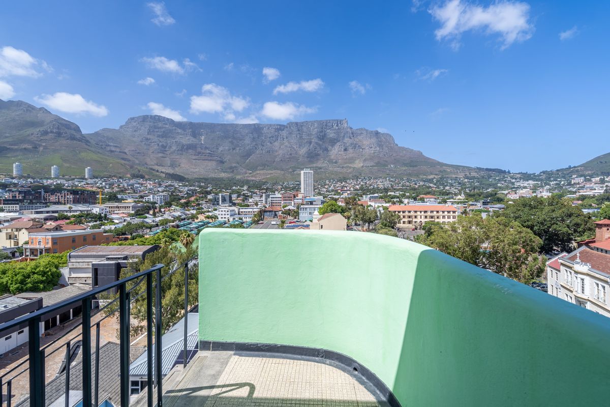 Newly Renovated One Bedroom with stunning Views - Photo 2