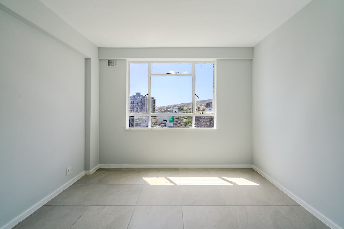 Newly Renovated One Bedroom with stunning Views - Photo 4