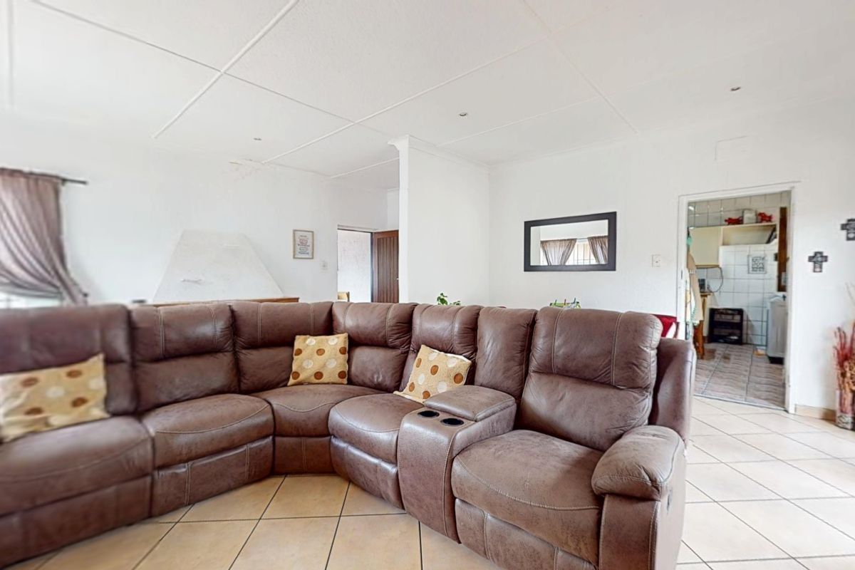 Versatile Family Living with Income-Generating Garden Cottage - Photo 3