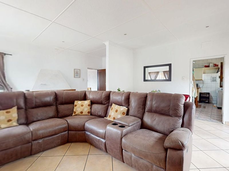 Versatile Family Living with Income-Generating Garden Cottage - Photo 4