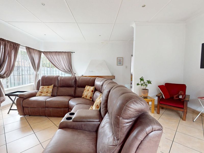 Versatile Family Living with Income-Generating Garden Cottage - Photo 5