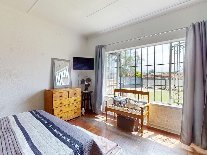 Versatile Family Living with Income-Generating Garden Cottage - Photo 7