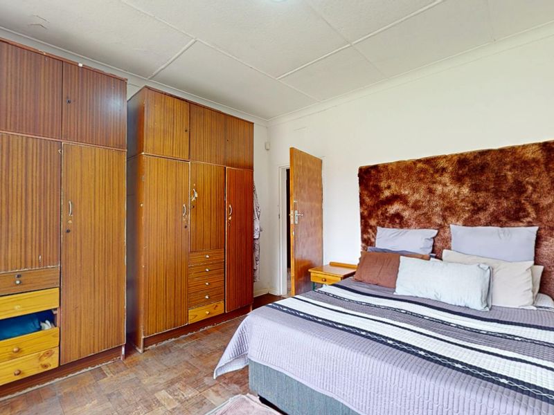 Versatile Family Living with Income-Generating Garden Cottage - Photo 10