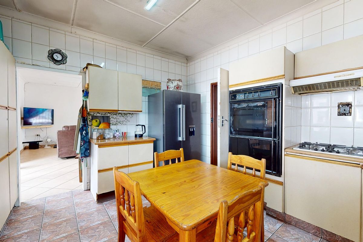 Versatile Family Living with Income-Generating Garden Cottage - Photo 4