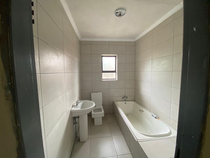 Stunning 5-bedroom home in Flora Gardens, Vanderbijlpark—your perfect family retreat awaits! - Photo 5