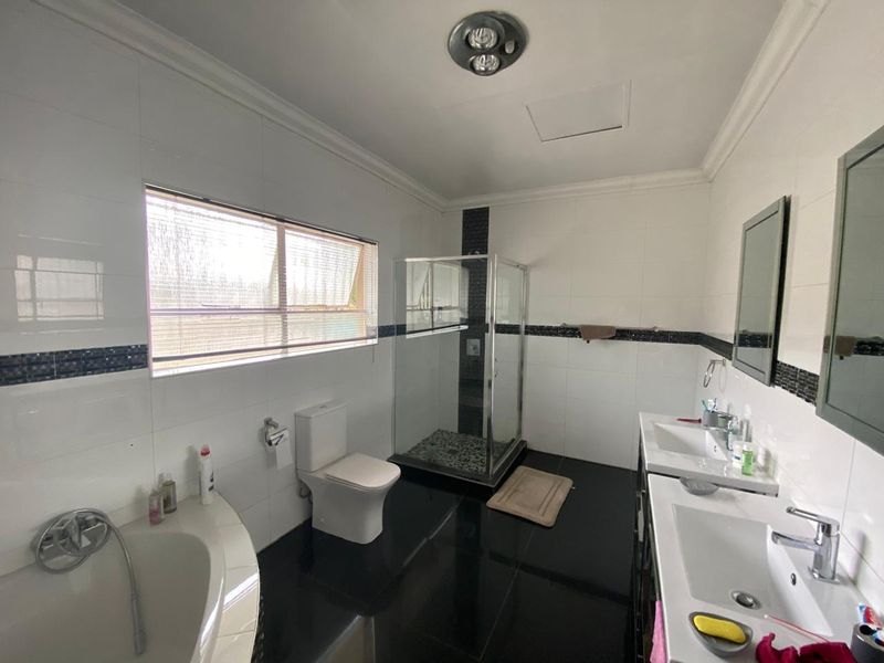 Stunning 5-bedroom home in Flora Gardens, Vanderbijlpark—your perfect family retreat awaits! - Photo 10