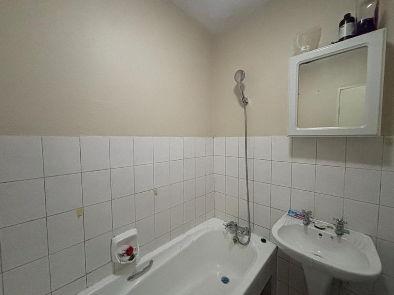 Exclusive Two-Bedroom Apartment Near Top Schools with scenic Views - Photo 10