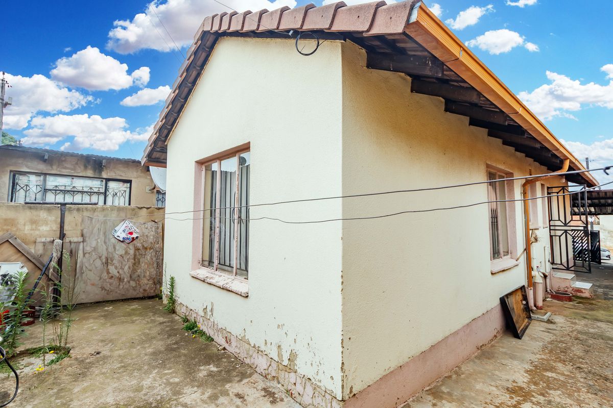 2 Bed 1 Bath Standalone House - Photo 3