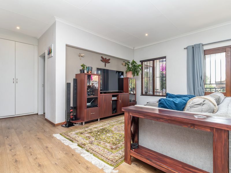 Stand Alone Townhouse With Wrap Around Garden - Photo 10