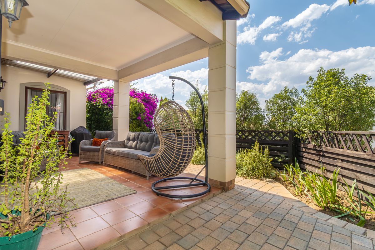 Stand Alone Townhouse With Wrap Around Garden - Photo 5