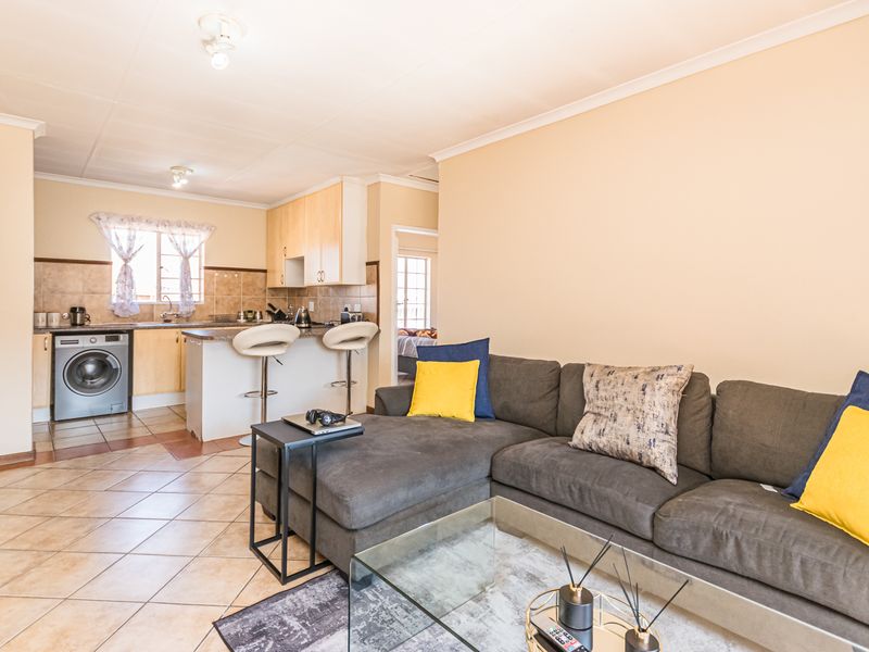 2 Bedroom Apartment for sale in Die Hoewes - Photo 2