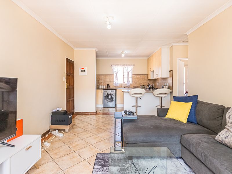 2 Bedroom Apartment for sale in Die Hoewes - Photo 5