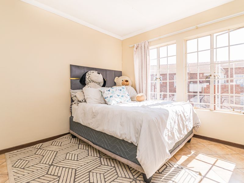 2 Bedroom Apartment for sale in Die Hoewes - Photo 10