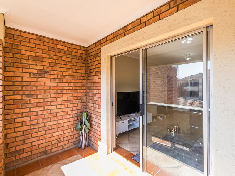 2 Bedroom Apartment for sale in Die Hoewes - Photo 9