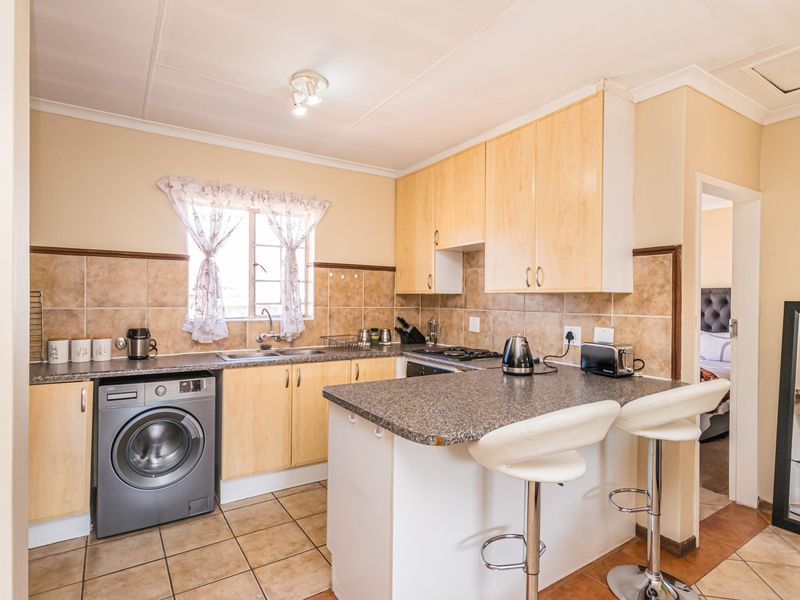 2 Bedroom Apartment for sale in Die Hoewes - Photo 7