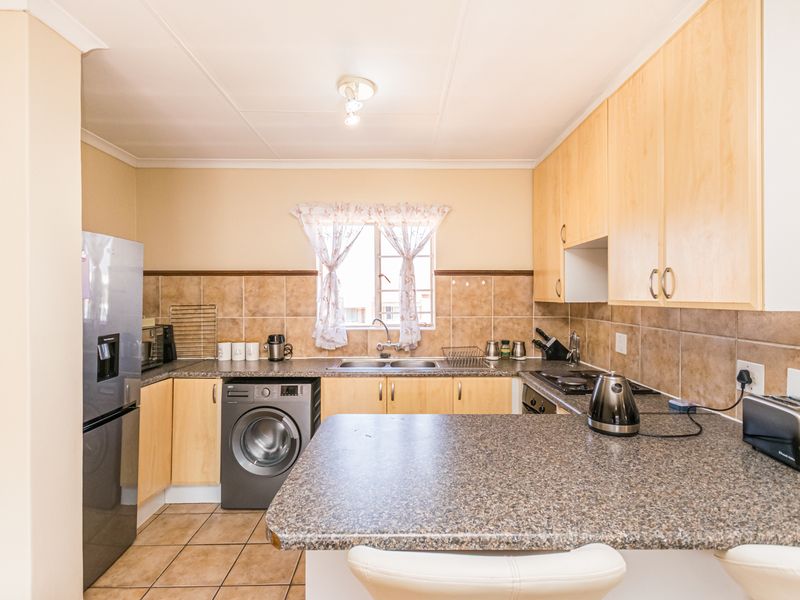 2 Bedroom Apartment for sale in Die Hoewes - Photo 6