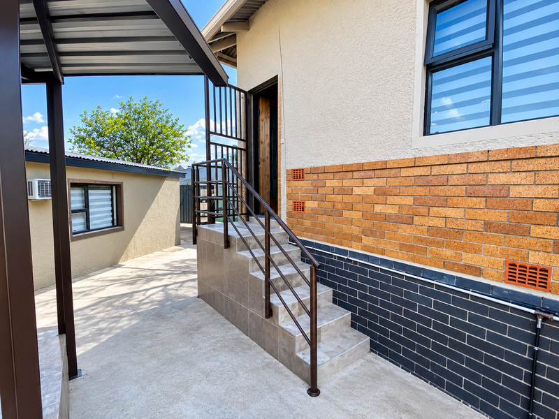 Spacious Family Home with 2-Bedroom Granny Flatlet on a 983m2 Stand - Photo 2