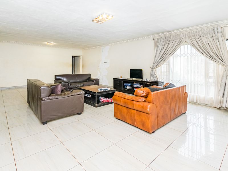 Home for sale in Lyttelton Manor - with rental income potential - Photo 4