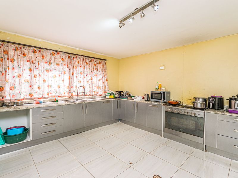 Home for sale in Lyttelton Manor - with rental income potential - Photo 8